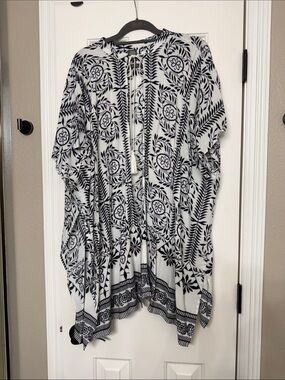 Vince Camuto Black and White Floral Blouse